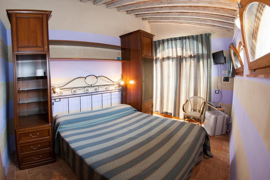 Casa Vacanze "Casale Al Pino" Riparbella Δωμάτιο φωτογραφία